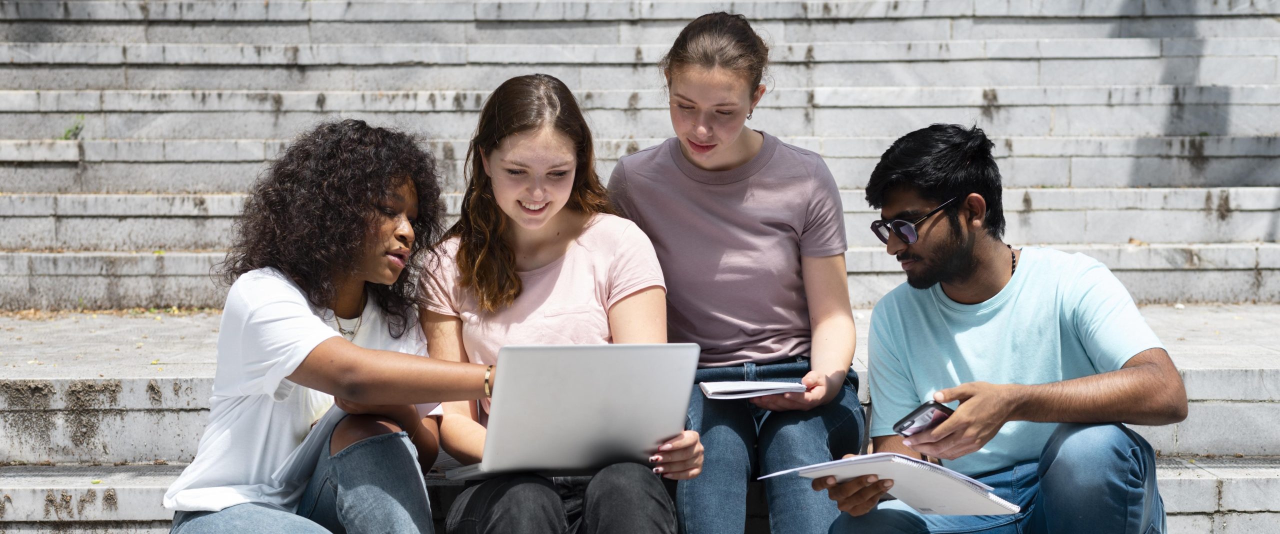 photo d'étudiants bac+3 qui travaillent sur le même projet.