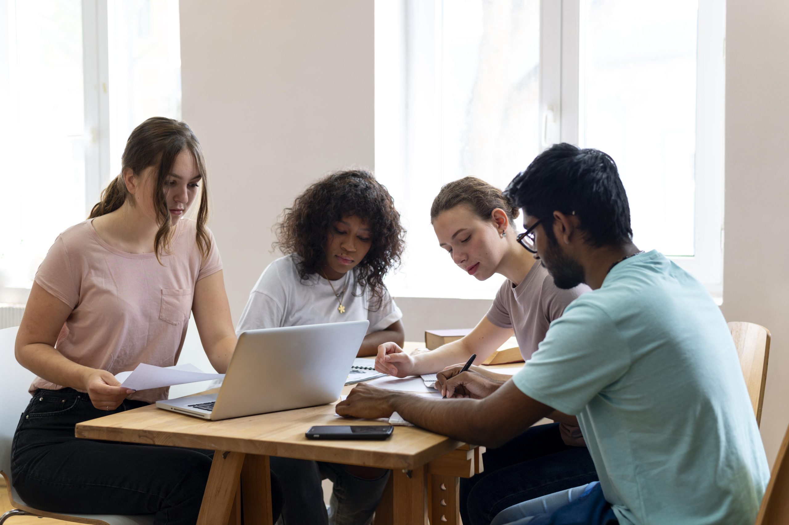 Photo de plusieurs étudiants en train de travailler ensemble.