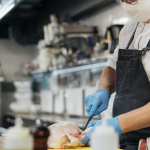 Hygiène alimentaire représentée avec un cuisinier portant gants, masque et tablier.