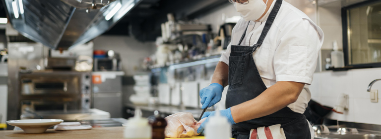 Hygiène alimentaire représentée avec un cuisinier portant gants, masque et tablier.