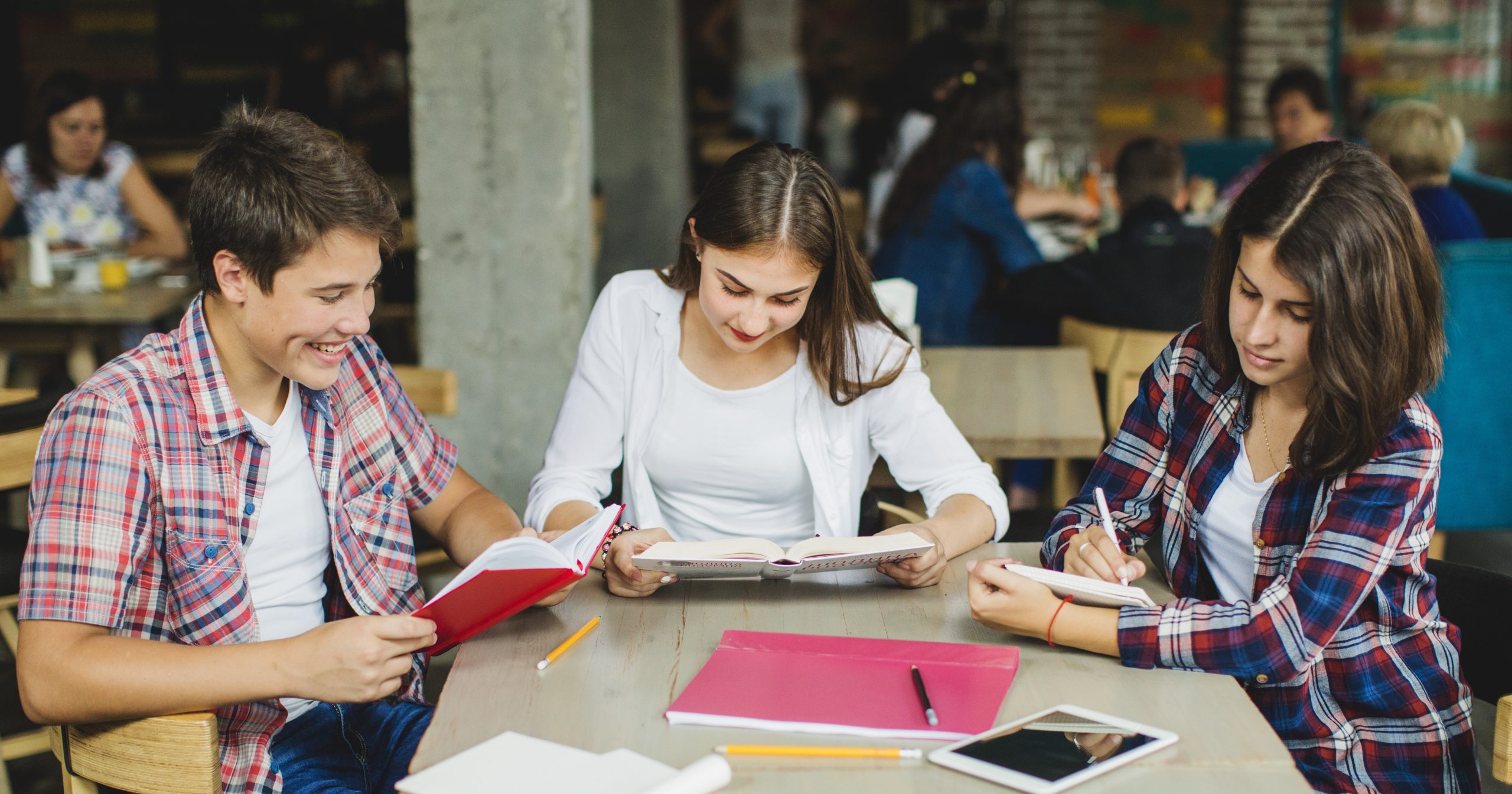 Photo étudiants qui travaillent ensemble.