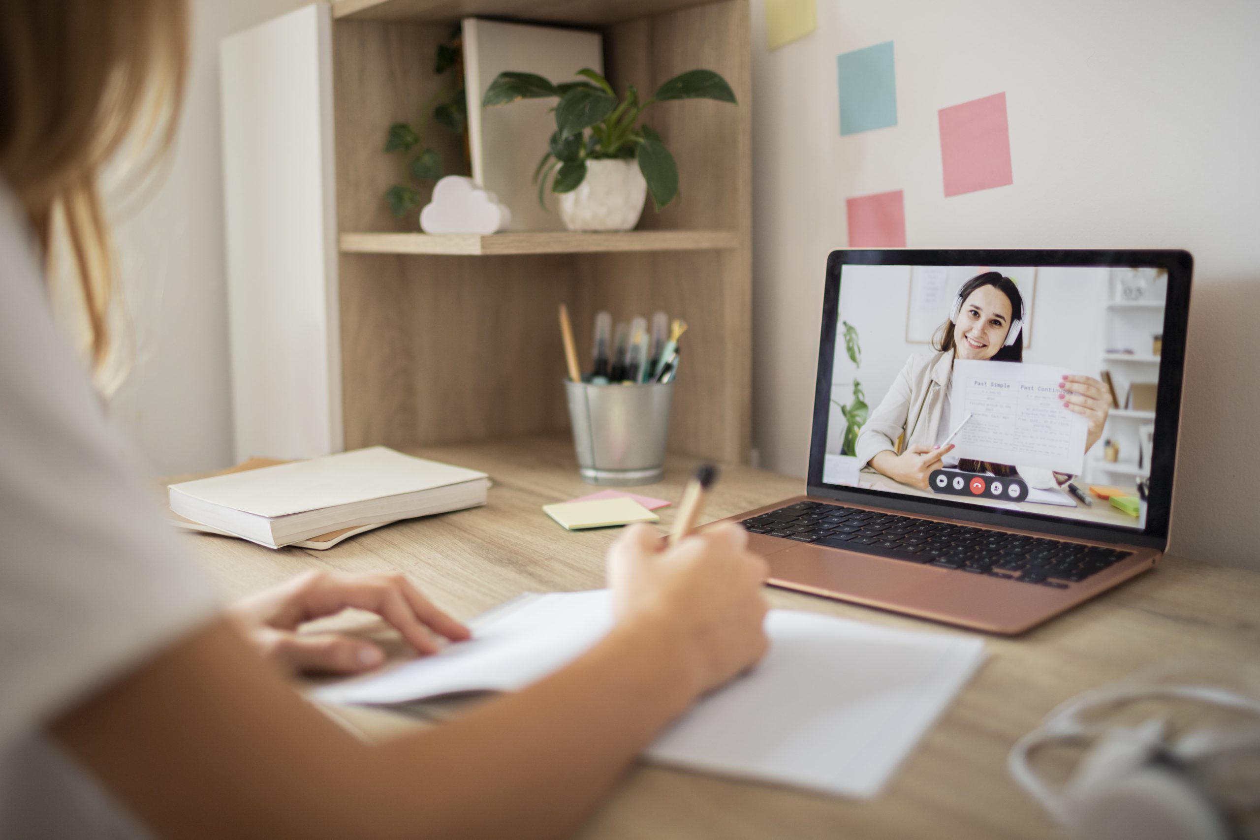 étudiante qui fait ses cours d'espagnol à distance