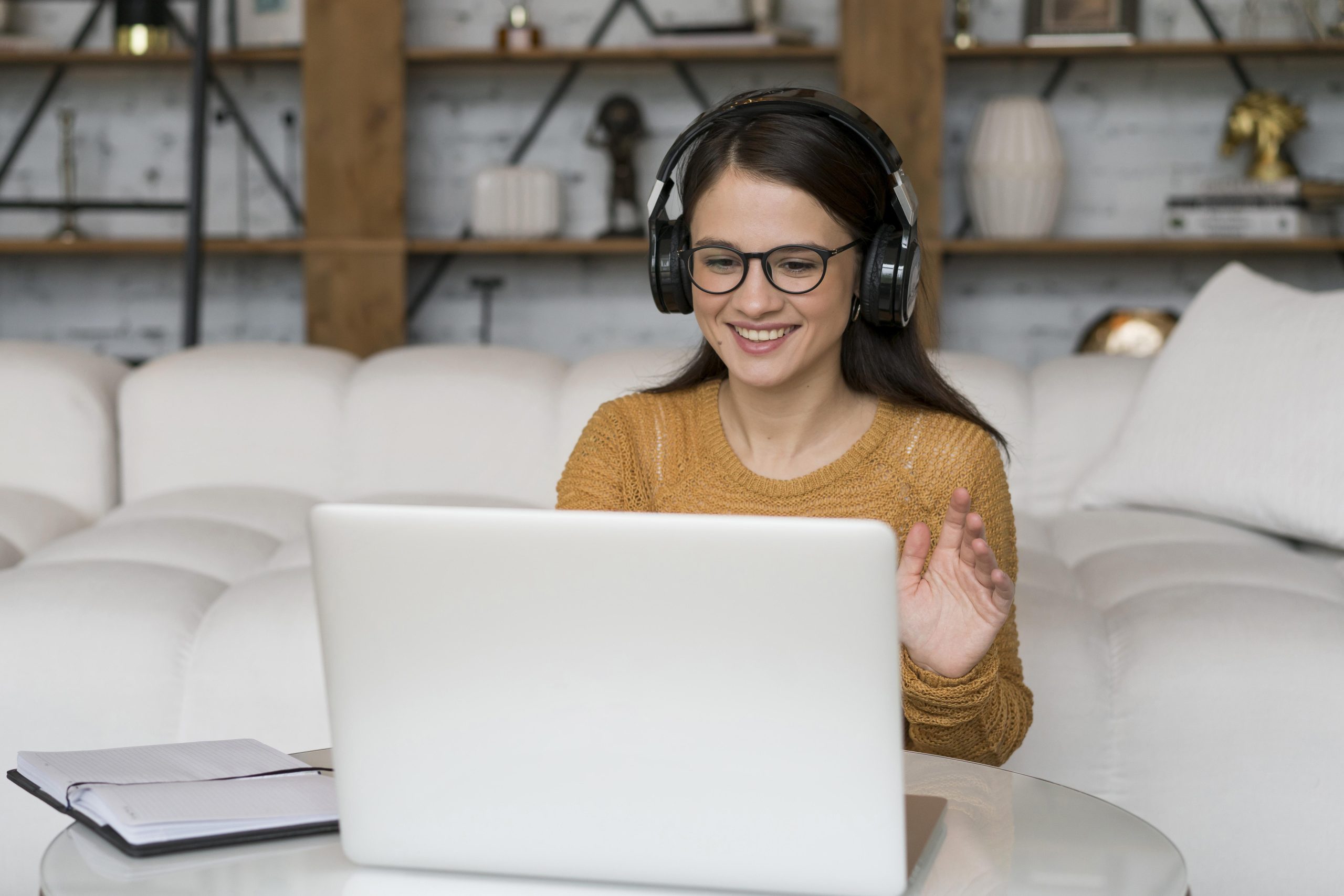 Une femme qui apprend l'espagnol à travers des cours à distance